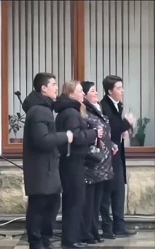 У ДК имени Ткаченко избирателей встречают живой музыкой - выступает вокальный коллектив «Калынонька»