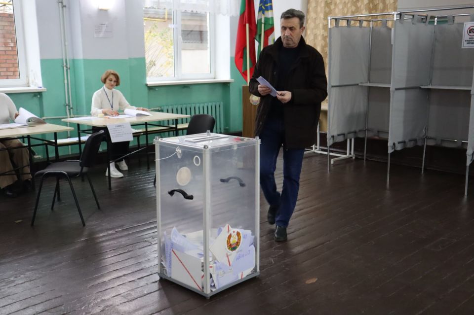 На избирательные участки сегодня приходят люди всех возрастов — от совсем юных, впервые голосующих, до наших мудрых ветеранов