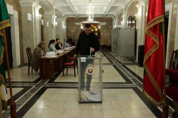 В выборах вместе с жителями участвуют депутаты Верховного Совета