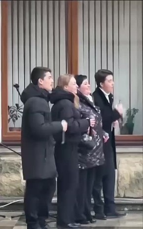 У ДК имени Ткаченко избирателей встречают живой музыкой - выступает вокальный коллектив «Калынонька»