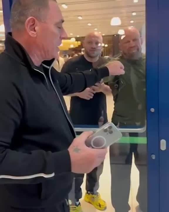 Через стекло в аэропорту Монсон и Шолтояну договорились провести бой в Румынии или России