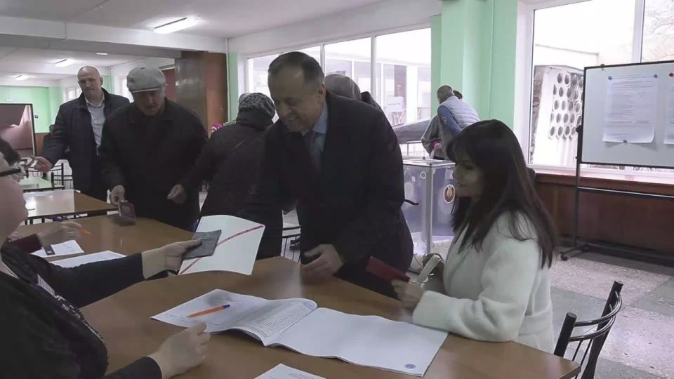 Премьер Александр Розенберг проголосовал у себя на участке и рассказал, почему важно участвовать в выборах: