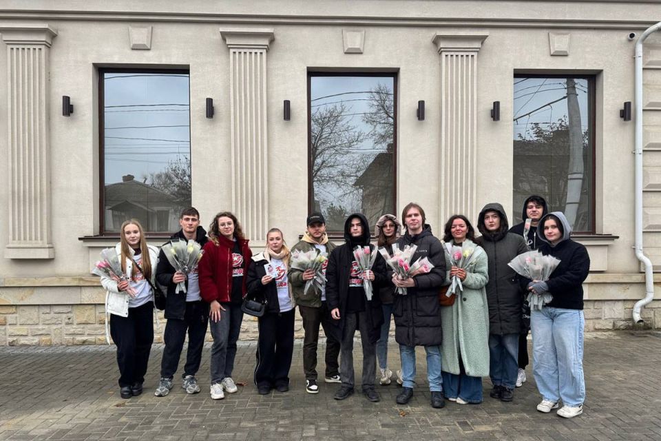 Цветы и открытки – для приднестровских мам