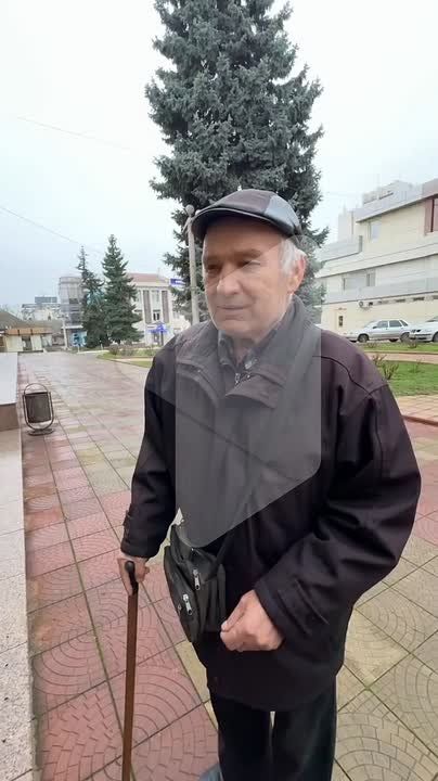 Пенсионер Николай Динти – первый, кто сегодня проголосовал на участке во Дворце Республики: