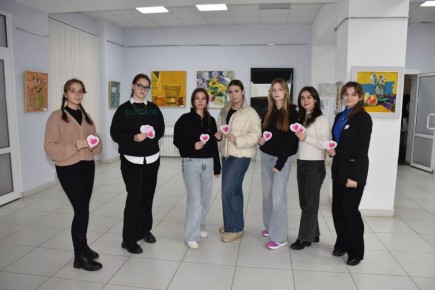 В фойе Дома культуры гостей праздничного концерта встречали активисты молодёжного крыла Каменского территориального отделения ОНФ