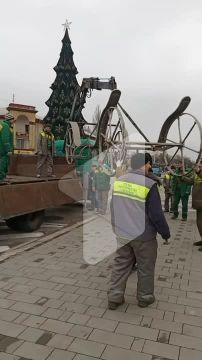 Новогодний декор появляется и в Бендерах