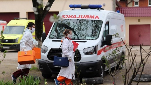 Житель Приднестровья во время семейной ссоры решил сжечь навес во дворе: Бензин случайно попал на супругу, она начала гореть