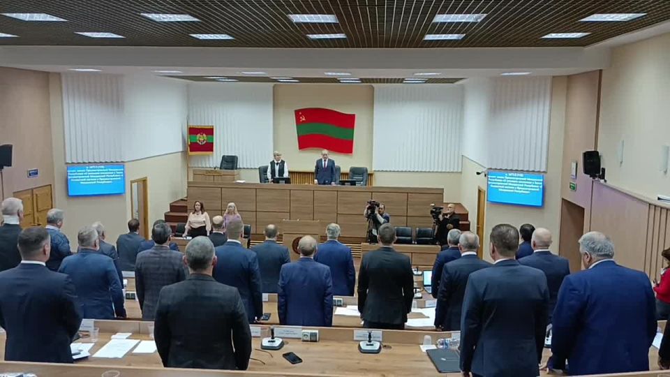 Депутаты Верховного Совета VII созыва закрывают сессию под гимн Приднестровья