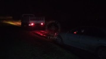 Бендерские спасатели на грузовике ночью вытянули «БМВ» из грязи на буксире