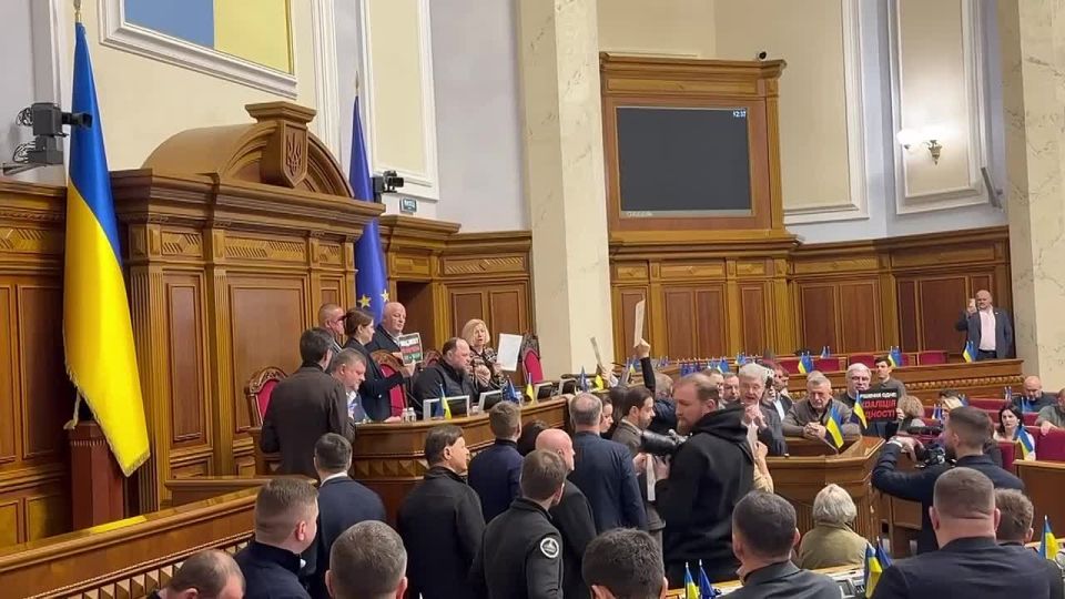 Депутаты Порошенко требует отставки правительства Украины