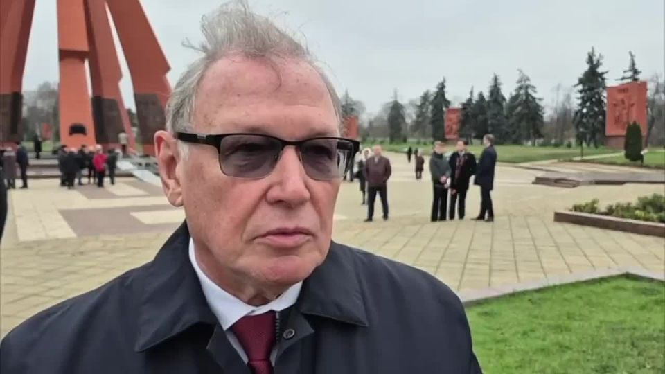 «Мы считаем, что память о наших героях, в том числе, и о неизвестных героях, должна оставаться навечно. Как написано на могиле Неизвестного Солдата у Кремлёвской стены: «Имя твоё неизвестно, подвиг твой бессмертен», – посол...