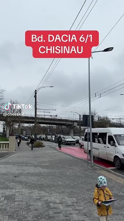 В Кишинёве устанавливают орлов на входе на старое военное кладбище