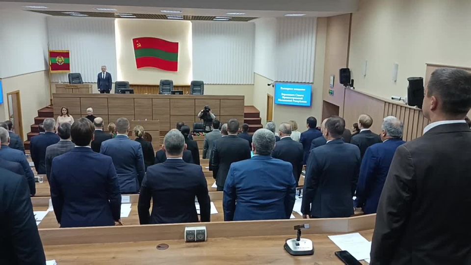 В Верховном Совете проходит первое заседание первой сессии нового созыва