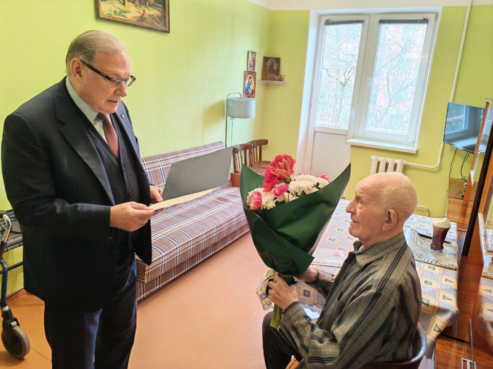 Накануне посол России в Молдове Олег Озеров приехал в Днестровск и поздравил с 95-летием ветерана Великой Отечественной-труженика тыла Павла Лукьянова
