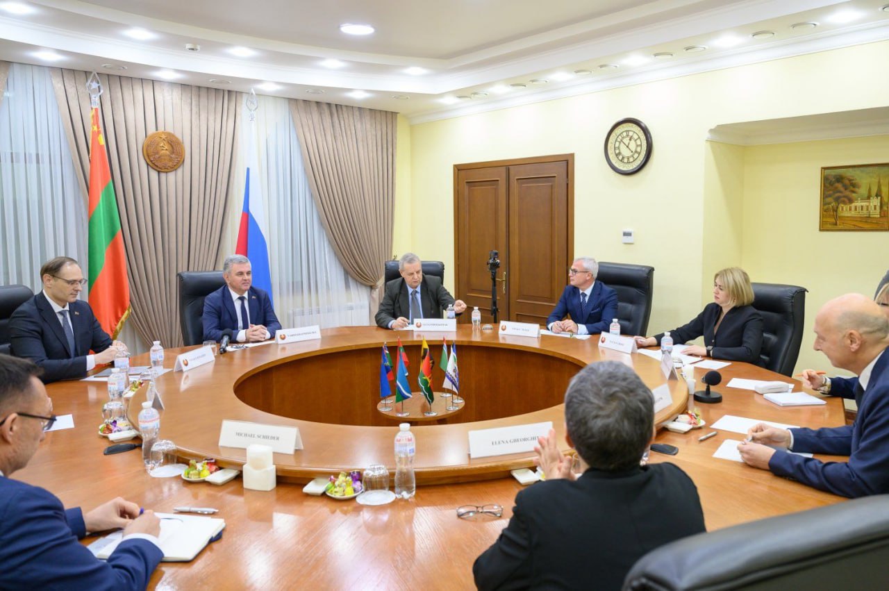 В Администрации Президента ПМР состоялась встреча Главы государства Вадима Красносельского со Специальным представителем Действующего председателя ОБСЕ Томасом Ленком