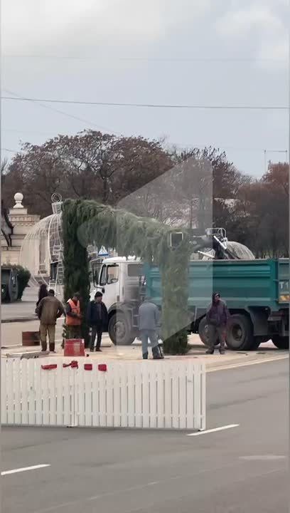 На площади Суворова в Тирасполе устанавливают праздничные арки