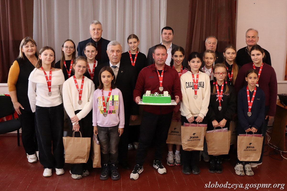 В Ближнем Хуторе чествовали серебряных призёров чемпионата Молдовы по футболу среди девочек WU-12