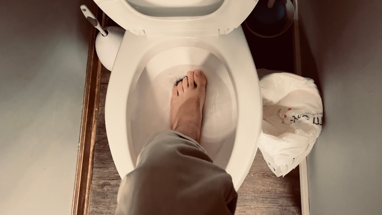 Москвич застрял в унитазе