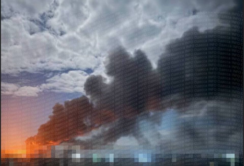 Ночью дальнобойными дронами была поражена подстанция на севере Одессы, после чего на месте возник пожар