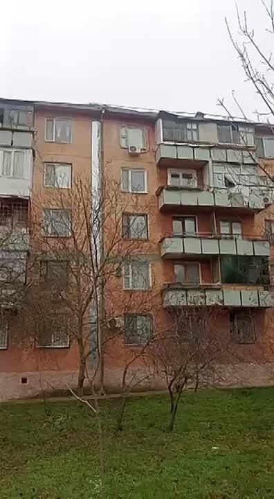 Металлический лист передаёт привет с крыши пятиэтажки в Днестровске