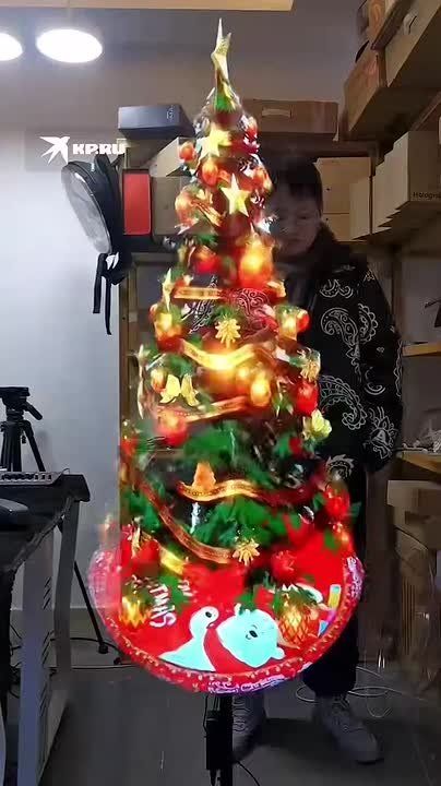 Елочка - гори!. В Китае набирает популярность технологичная ёлка в виде голограммы для встречи главного праздника года