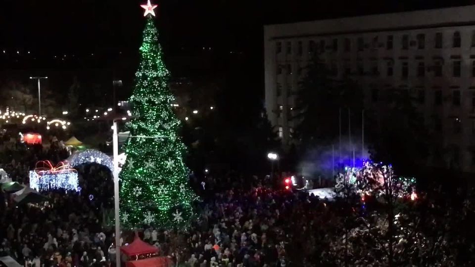 Людей на площади очень много, несмотря на прохладную погоду