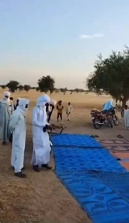 В Африке на свадьбе туарегов мужчина решил пострелять из автомата и случайно застрелил жениха