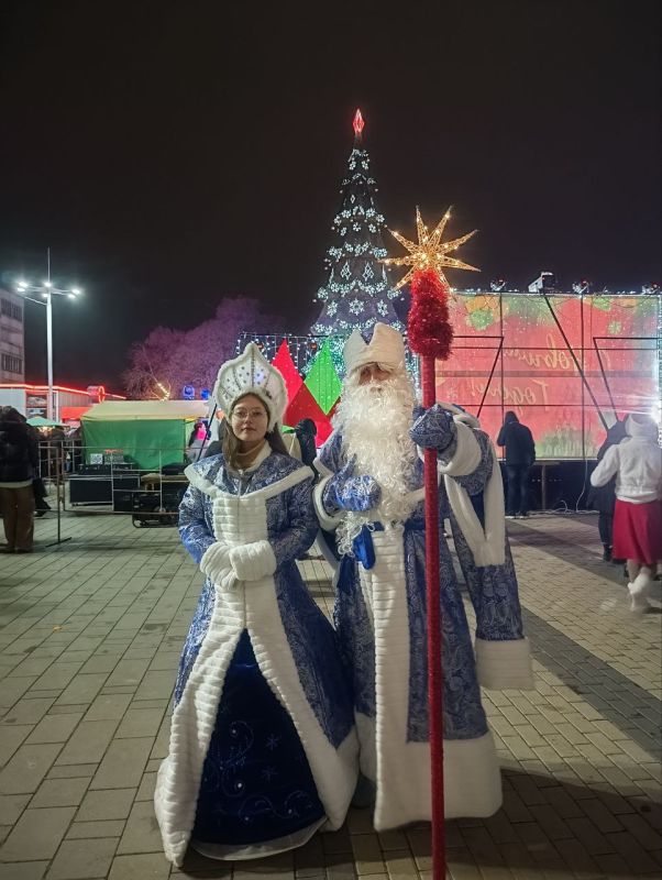 Дед Мороз и Снегурочка поздравили всех с наступающим Новым годом и пожелали, чтобы у каждого сбылись все мечты!