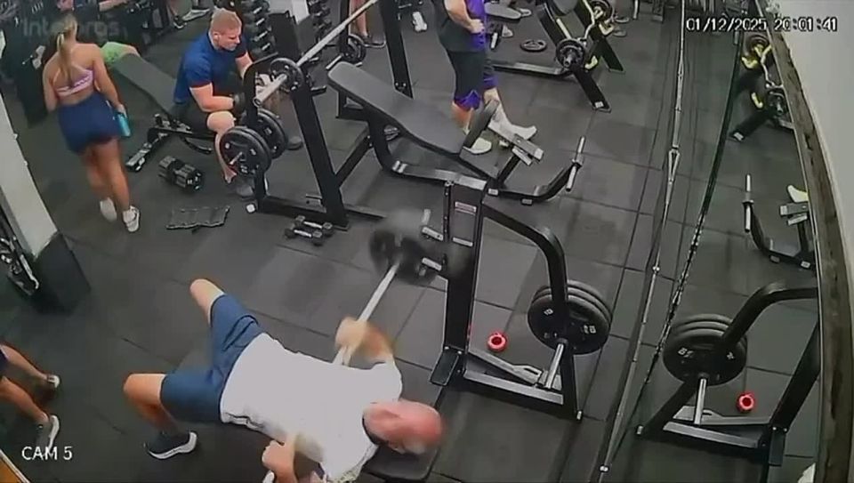 В Бразилии мужик умер прямо в спортзале от удара штанги об грудь