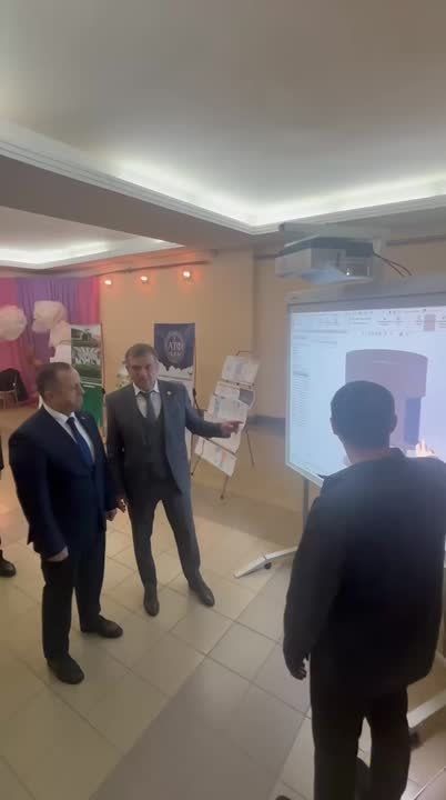 Премьеру Розенбергу показывают макет горелки для вечного огня на мемориале в Новотираспольском