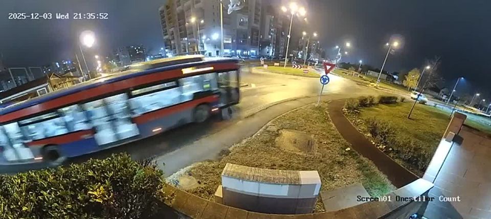 В Румынии легковушка пролетела над двумя машинами на кольце в городе Орадя