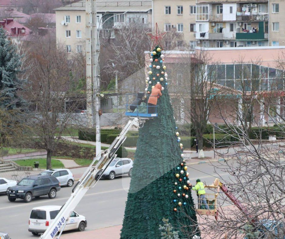 В Дубоссарах начали украшать ёлку