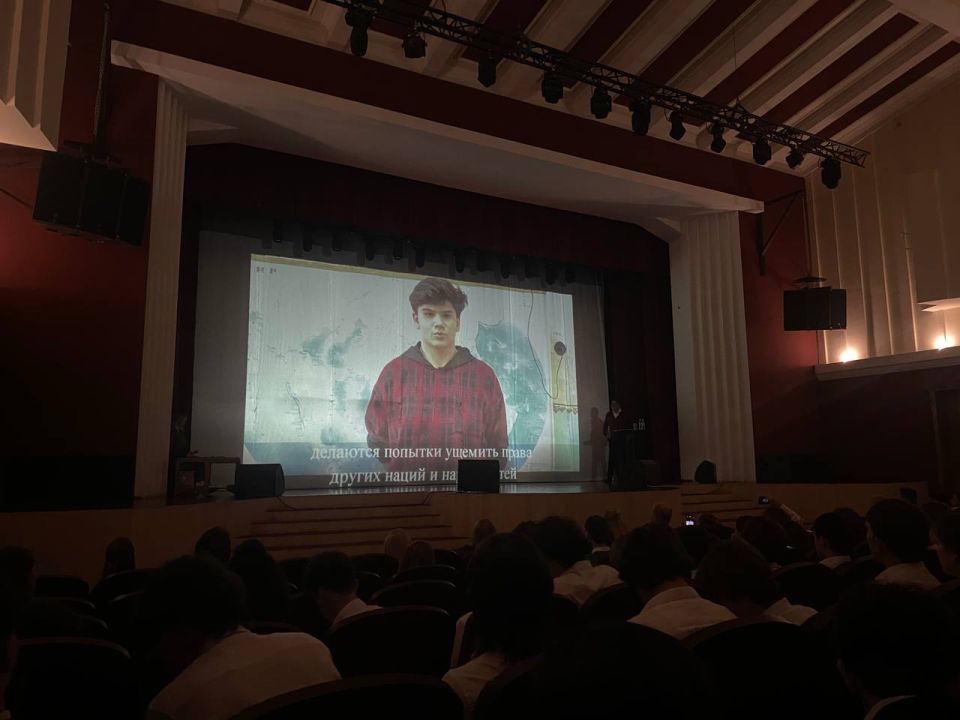 Блок вопросов коснулся экономики и простаивающих предприятий