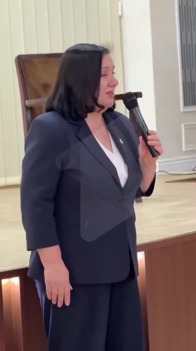 Форум ко Дню добровольца проходит во Дворце Республики: молодёжь делится опытом, презентует проекты, а самых активных награждают грамотами, премиями и знаками отличия