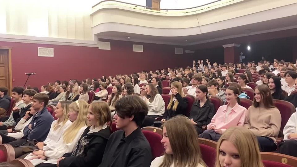 Момент, который говорит сам за себя: глава города делает селфи с полным залом молодёжи