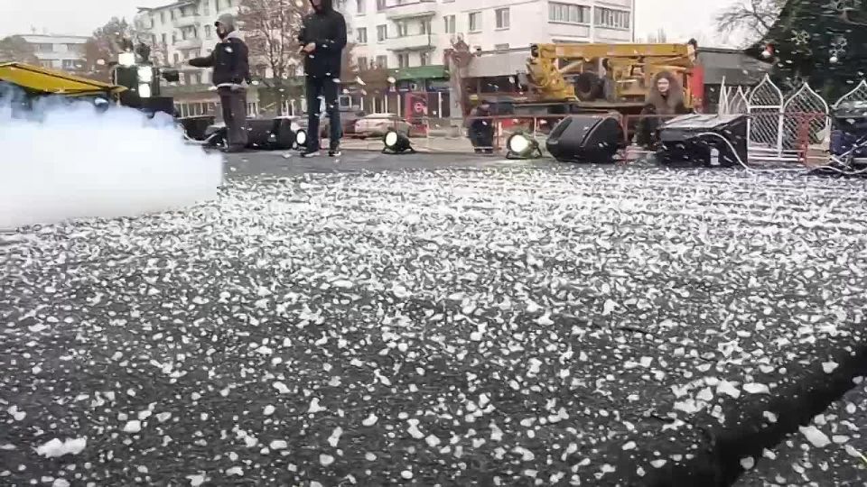 В Бендерах тестируют снегогенератор к открытию новогодней ёлки