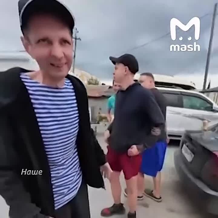 Китайских блогеров выгнали из уральской деревни за недельное спаивание местных водкой — треш-контент о жизни в России не зашёл никому