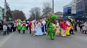 Сегодня городская площадь наполнена смехом ребят и веселой музыкой
