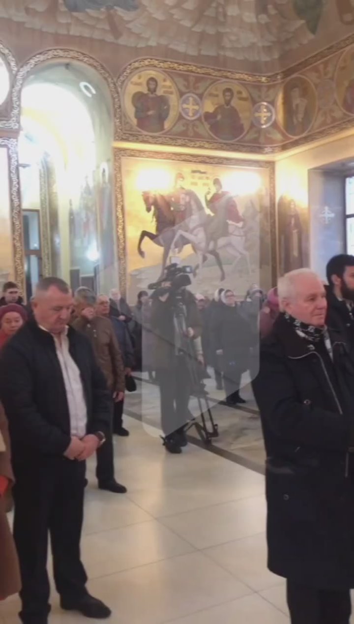 После литургии православные совершили крестный ход вокруг храма Александра Невского