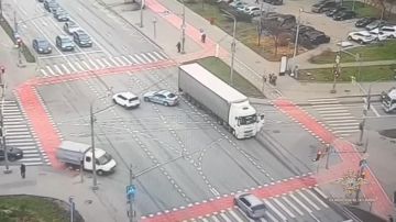 В Москве сотрудник ДПС предотвратил аварию, на ходу остановив фуру с умирающим водителем: