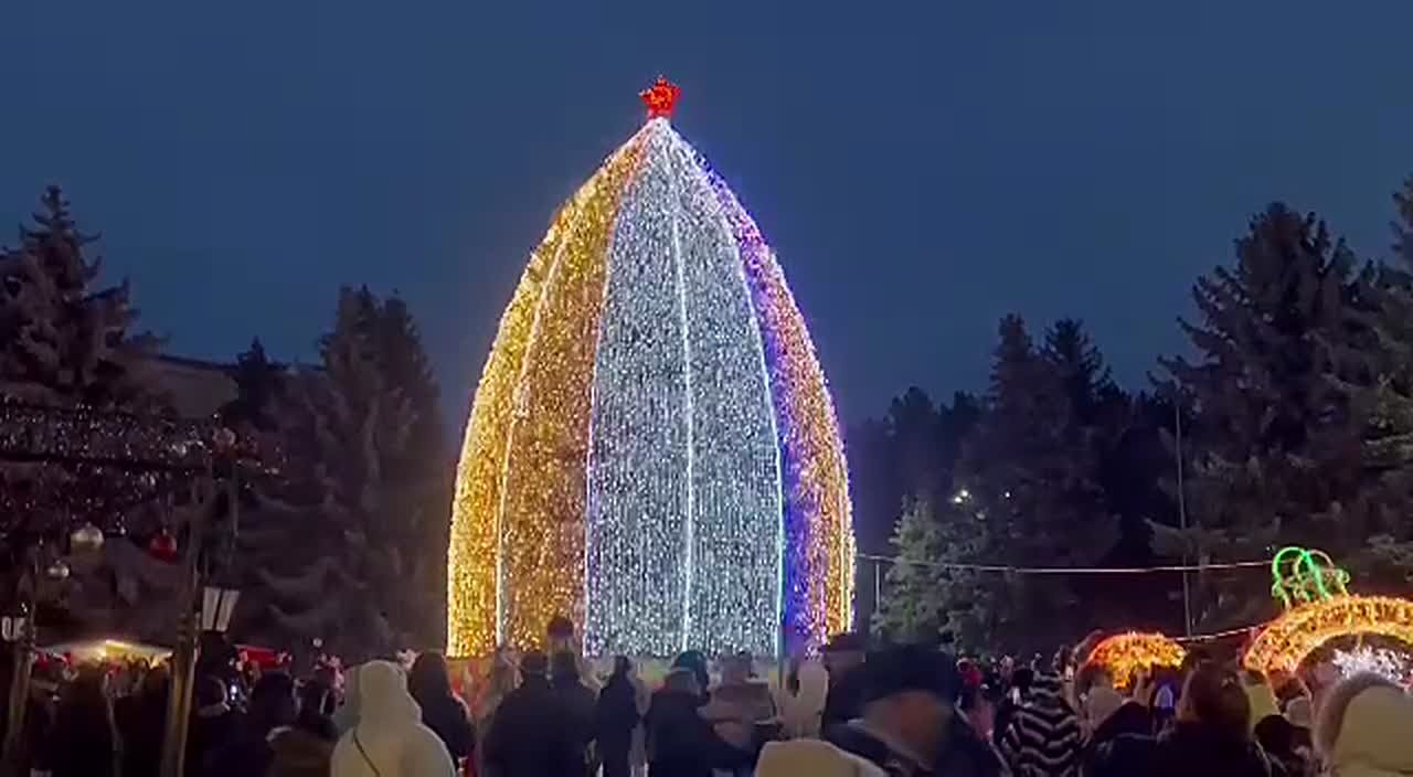 Взрослые и маленькие рыбничане кричат «Раз, два, три, ёлочка гори!»