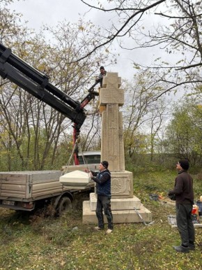 На въезде в молдавский город Атаки устанавливают памятный крест румынскому генералу Стану Поеташу