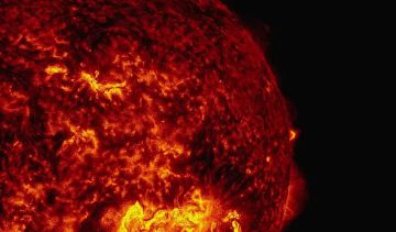 Сегодня ночью на Солнце произошёл редкий «чёрный» взрыв: облако холодного водорода разлетелось по солнечному диску, создавая иллюзию тёмного пламени или тумана