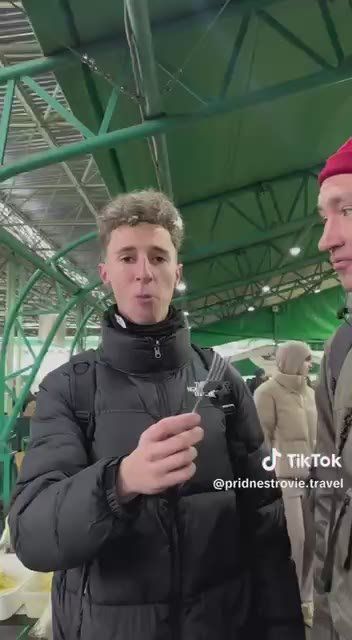 Туристы в норвежских пуховиках устроили гастротур по Зелёному рынку в Приднестровье по рядам с крыжалкой, мочёными арбузами и 10 видами бочковых соленостей, по-модному это называется ферментированными овощами