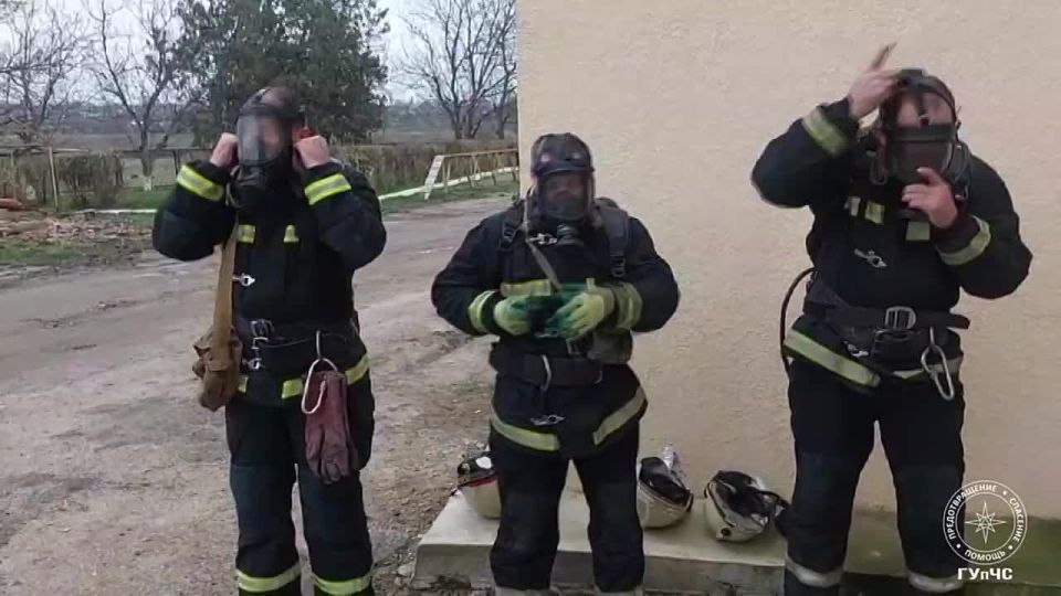 Видите пострадавшего? И мы не видим из-за дыма