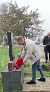 Внучатый племянник Героя Советского Союза Сергея Болгарина возложил цветы к мемориальной доске своего родственника