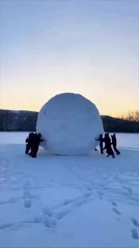 В США слепили самый большой снежный шар в мире - 13 метров в диаметре