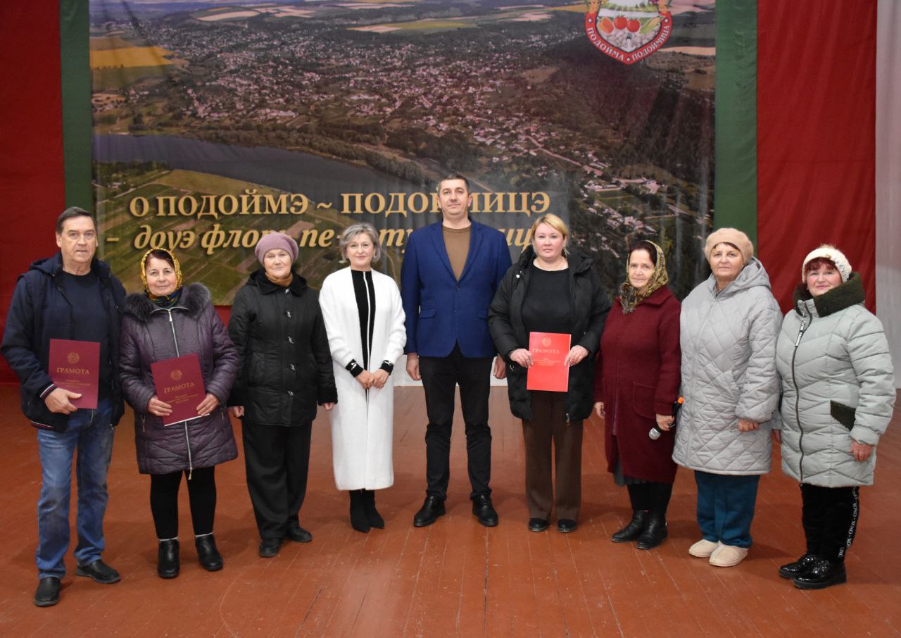 Накануне глава государственной администрации Каменского района и города Каменка Сергей Сокирка поздравил двух участников народного коллектива «Подоймянка», отметивших 70-летний юбилей