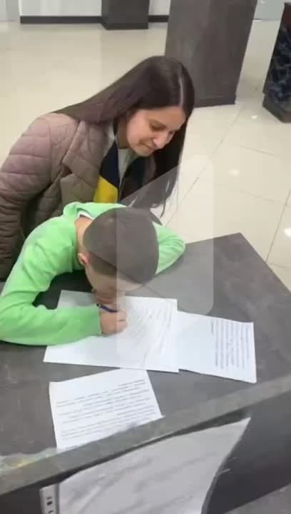 Восьмилетний Лёша пришёл в столичное отделение почты, чтобы написать письмо Деду Морозу