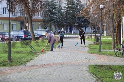 Предпраздничный субботник. В преддверии зимних торжеств сотрудники ряда подразделений МВД в различных уголках республики вышли на субботник